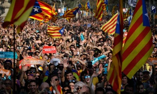 ‘Đòn’ ra tay đầu tiên của Madrid trước việc tuyên bố độc lập của Catalonia