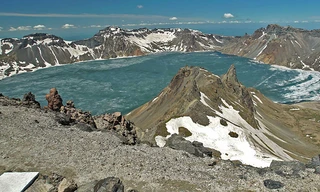 Trên đỉnh núi thiêng Paektu của người Triều Tiên. Ảnh: CNN