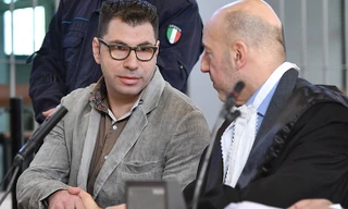 Valentino Talluto (trái) ngồi cạnh luật sư bào chữa tại phiên xét xử. Ảnh: AFP