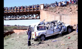 Chiếc xe buýt mini hư hỏng nặng sau vụ tai nạn. Ảnh: CNN