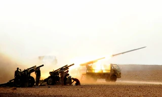 Quân đội Syria pháo kích vào các vị trí IS gần thành phố al-Bukamal. Ảnh: Global Look Press