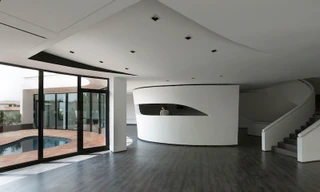 Ngôi nhà kết hợp cấu trúc chữ A và những đường cong ấn tượng