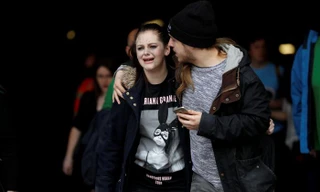 Mọi người sơ tán khỏi trung tâm mua sắm Arndale ở Manchester. Ảnh: Reuters