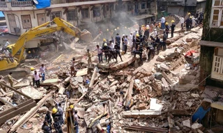 Hiện trường vụ tòa nhà cổ 6 tầng đổ sập. Ảnh: Reuters