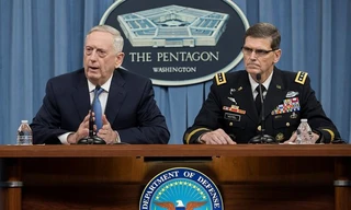 James Mattis, bên trái, nhiều lần phủ nhận việc lật đổ Assad. Ảnh: EPA