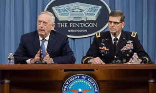 James Mattis, bên trái, nhiều lần phủ nhận việc lật đổ Assad. Ảnh: EPA