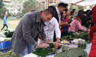 Sinh viên Việt Nam và du học sinh nước ngoài tại Việt Nam cùng nhau gói bánh chưng.