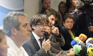 Lãnh đạo vừa bị cách chức của Catalonia Carles Puigdemont phát biểu trong cuộc họp báo ở Bỉ và 31/10. Ảnh: AP