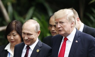 Tổng thống Nga Vladimir Putin trò chuyện với người đồng cấp Mỹ Donald Trump tại APEC 2017 tại Đà Nẵng. Ảnh: AP