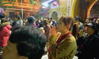 Người Hà Nội đi chùa, mua muối may mắn đầu năm