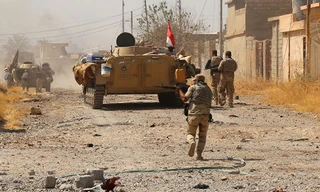 Quân đội và Lực lượng Động viên rộng rãi Iraq (PMF) tấn công IS ở ngoại ô Tal Afar. Ảnh: Reuters