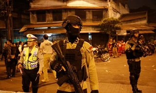 Cảnh sát vũ trang phong tỏa hiện trường vụ đánh bom kép tại trạm xe buýt ở Jakarta.