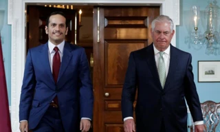 Ngoại trưởng Qatar Sheikh Mohammed bin Abdulrahman al-Thani (trái) và người đồng cấp Rex Tillerson của Mỹ tại Washington ngày 27/6. Ảnh: Reuters
