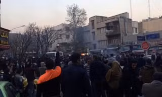 Người biểu tình Iran phủ kín đường phố. Ảnh: Reuters