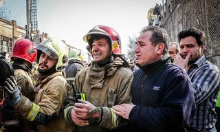 Lính cứu hỏa gục khóc tại hiện trường vụ tòa nhà 17 tầng đổ sập 