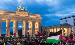 Hàng nghìn người biểu tình chống Mỹ và Israel ở Berlin. Ảnh: Twitter