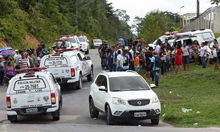 Thân nhân của các tù nhân tập trung bên ngoài nhà tù COMPAJ để nghe ngóng tin tức người nhà vào sáng 2/1. Ảnh: AFP 