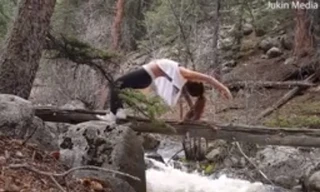 ‘Sống ảo’ tập yoga trên cầu độc mộc, cô gái ngã lộn cổ xuống sông
