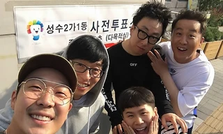 Các thành viên của show truyền hình tạp kĩ Infinite Challenge (Thử thách cực đại), dẫn đầu là “MC quốc dân” Yoo Jae Suk, của đài MBC chụp ảnh kỷ niệm sau khi tham gia bỏ phiếu sớm tại một điểm bỏ phiếu ở Seoul vào sáng 4/5.