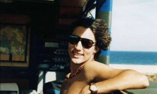 Hình ảnh thời trẻ của Thủ tướng Canada “gây bão” vì quá lãng tử