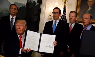Tổng thống Mỹ Donald Trump ký văn bản ủy quyền cho Đại diện Thương mại Mỹ Robert Lighthizer để xem xét mở cuộc điều tra thương mại đối với Trung Quốc hôm 14/8. Ảnh: Reuters