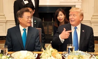 Tổng thống Mỹ Donald Trump (phải) và người đồng cấp Hàn Quốc Moon Jae-in trong bữa tối tại Nhà Trắng ngày 29/6. Ảnh: Yonhap