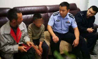 Cậu bé Miao được cảnh sát đưa về nhà sau 24 ngày "sống hoang dã". 