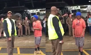 Taylor nhận chìa khóa xe từ đồng nghiệp lớn tuổi.