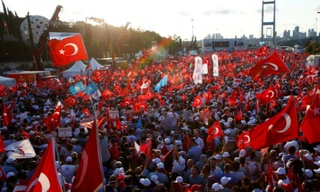 Thổ Nhĩ Kỳ rợp cờ đỏ kỷ niệm 1 năm đảo chính thất bại