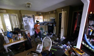 Trở về sau bão, chị Gabrielle Johnson ở Orange, Texas, lập tức bắt tay dọn dẹp căn nhà hoang tàn, bẩn thỉu.