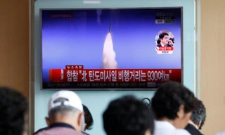 Tin tức Triều Tiên phóng thử tên lửa được phát sóng trên truyền hình Hàn Quốc. Ảnh: Reuters