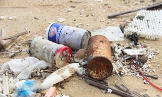 Thu gom rác thải, dầu vón cục dạt vào bờ biển