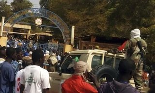 Người tập trung đông đúc bên ngoài bệnh viện chữa trị cho các nạn nhân vụ đánh bom ở Gao. Ảnh: AP