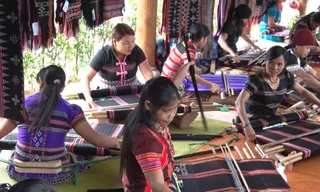 Giới thiệu dệt zèng TT-Huế tại lễ đón nhận bằng di sản. 