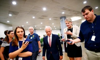 Thượng nghị sĩ Bob Corker (giữa). Ảnh: Reuters