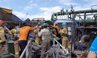 Đội cứu hộ làm việc tại hiện trường vụ nổ. Ảnh: Yonhap