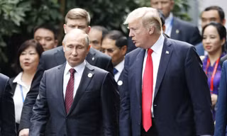 Tổng thống Mỹ Donald Trump trò chuyện với người đồng cấp Vladimir Putin bên lề APEC 2017 vào sáng 11/11 tại Đà Nẵng. Ảnh: AP