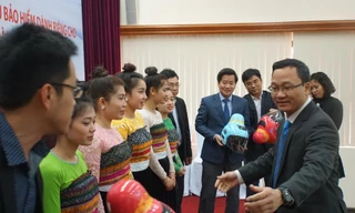  Trong ảnh là 5 phụ nữ dân tộc Thái đến từ Mai Châu – Hoà Bình. Các phụ nữ này đều có búi tóc trên đầu – dấu hiệu để nhận biết phụ nữ đã lập gia đình. 