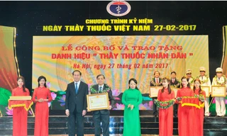 Chủ tịch nước Trần Đại Quang trao danh hiệu Thầy thuốc nhân dân cho dược sĩ chuyên khoa 1 Lê Hồng Phúc