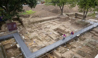 Toàn cảnh hố khai quật di tích khảo cổ trong năm 2016 hiện đã mở cửa cho khách vào tham quan tại Hoành Thành Thăng Long.