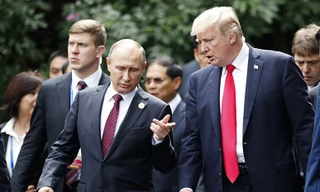 Tổng thống Mỹ Donald Trump nói chuyện với người đồng cấp Nga Vladimir Putin tại APEC 2017. Ảnh: AP