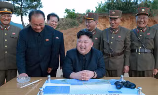 Ông Kim Jong-un vui vẻ trong buổi thử nghiệm tên lửa Hwasong-12 với Ri Pyong-chol (thứ 2 bên trái), Kim Jong-sik (giữa) và Jang Chang-ha (thứ 2 bên phải). Ảnh: KCNA