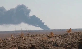 Cột khói bốc lên tại khu vực gần Deir ez-Zor sau khi quân đội Syria phá vỡ vòng vây hãm của IS vào ngày 8/9. Ảnh: RT