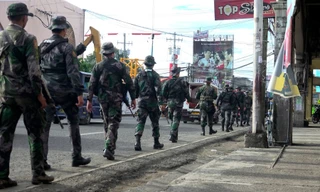 Lực lượng Philippines tuần hành trên phố sau khi Tổng thống Rodrigo Duterte tuyên bố thiết quân luật tại thành phố Davao, đảo Mindanao. Ảnh: EPA