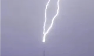 Sét đánh trúng đỉnh tòa nhà cao nhất thế giới Burj Khalifa.