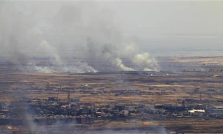 Bức ảnh chụp tại Cao nguyên Golan cho thấy khói bốc lên từ phía biên giới Syria ngày 26/6. Ảnh: AFP