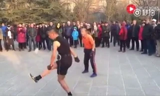 Tròn mắt với màn giao đấu đá cầu điêu luyện của hai ông lão 