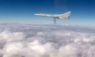 Máy bay ném bom chiến lược tầm xa Tu-22M3 dội bom xuống vị trí của IS ở Syria. 