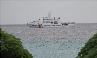 Tàu Cảnh sát biển 8002 đang tiến vào đảo Sinh Tồn.