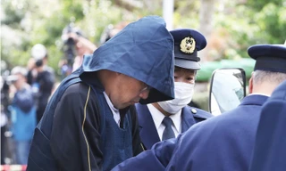 Yasumasa Shibuya bị áp giải đến hiện trường vứt xác bé Nhật Linh ở Abiko ngày 15/4. 